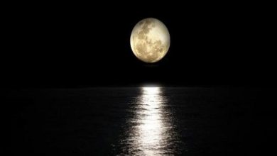 القمر لا يضيء بنفسه لكننا في الليل نراه يشع نورا ما السبب في ذلك؟