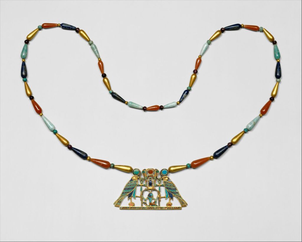 تستخدم المعادن في صنع أشياء كثيرة بما في ذلك المجوهرات