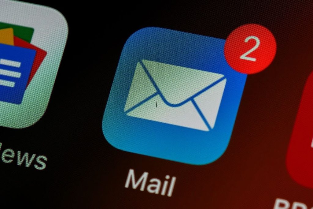 من أدوات التواصل مع الآخرين البريد الالكتروني