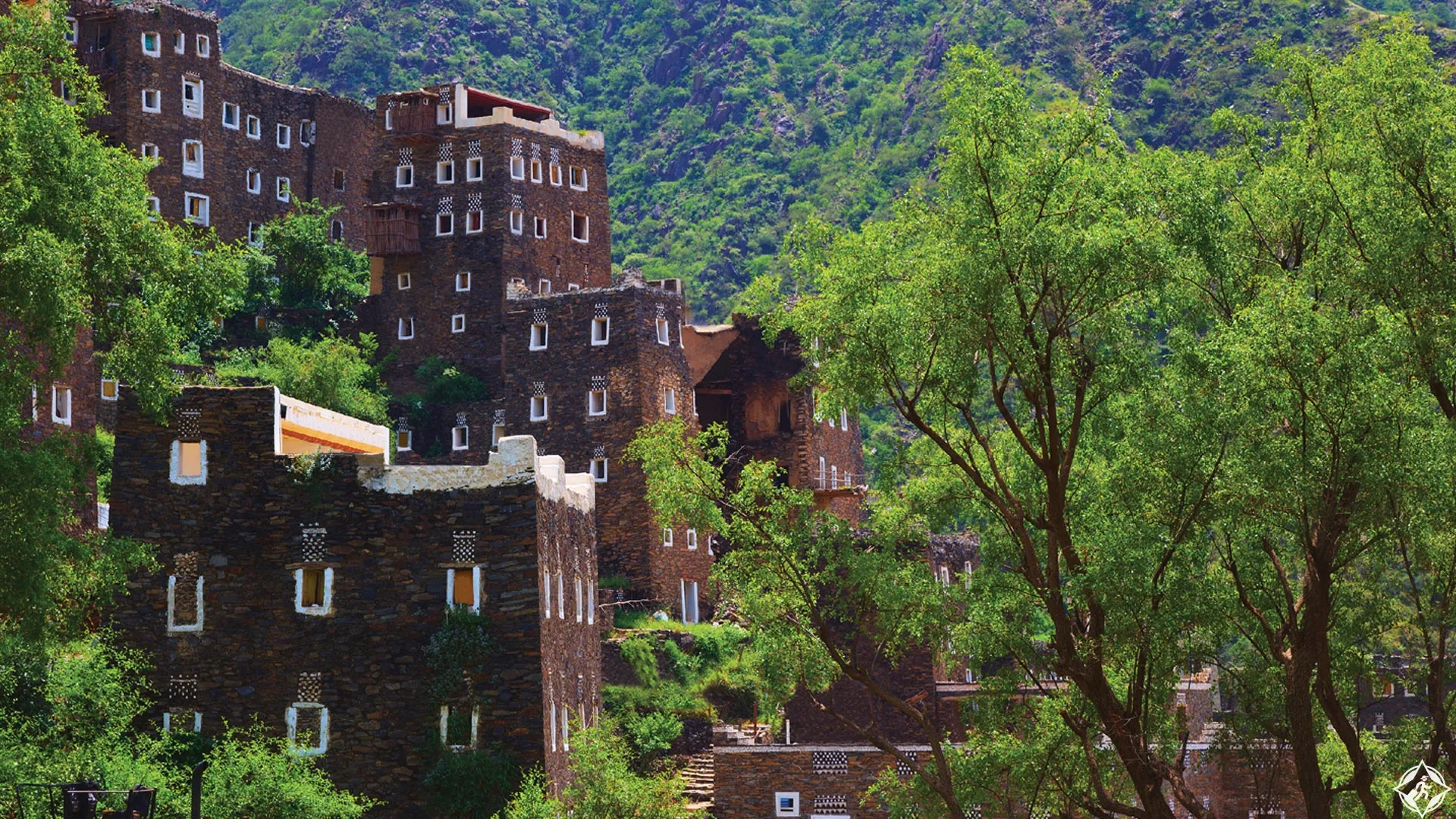 تتميز منطقة عسير بموقع جغرافي فريد بسبب تنوع تضاريسه