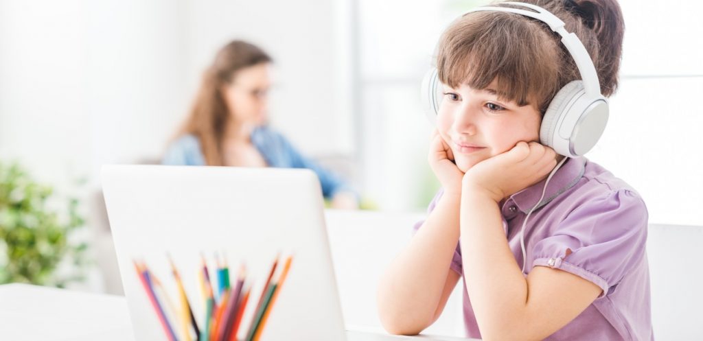 إذا جدف صياد بقارب في اتجاه عمودي على ضفة نهر يتدفق الماء فيه بسرعة 4m/s وكانت سرعة قاربه 5m/s بالنسبة للماء فما سرعة القارب بالنسبة لضفة النهر