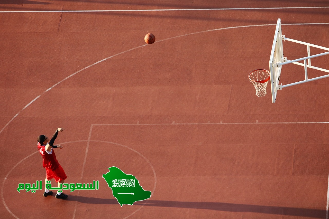 يبلغ طول ملعب كرة السلة