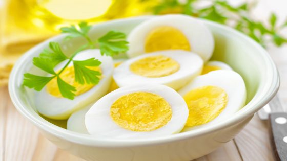 ماهي العناصر الغذائية التى يحتوى عليها البيض؟