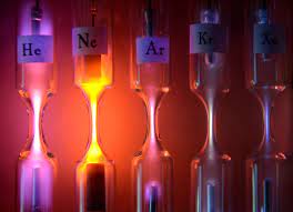 لماذا تستخدم الغازات النبيلة في الإضاءة ؟ لأنها تتوهج بألوان براقة لأنها نشطة كيميائيًا لأنها غير نشطة كيميائيًا يصعب توفرها