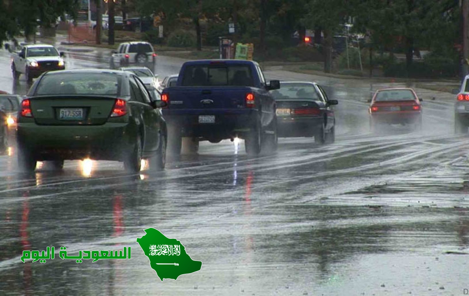 في الأيام الماطرة يُنصح السائقون على ترك مسافة كبيرة بين السيارات لأن ماء المطر