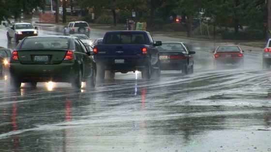 في الأيام الماطرة يُنصح السائقون على ترك مسافة كبيرة بين السيارات لأن ماء المطر
