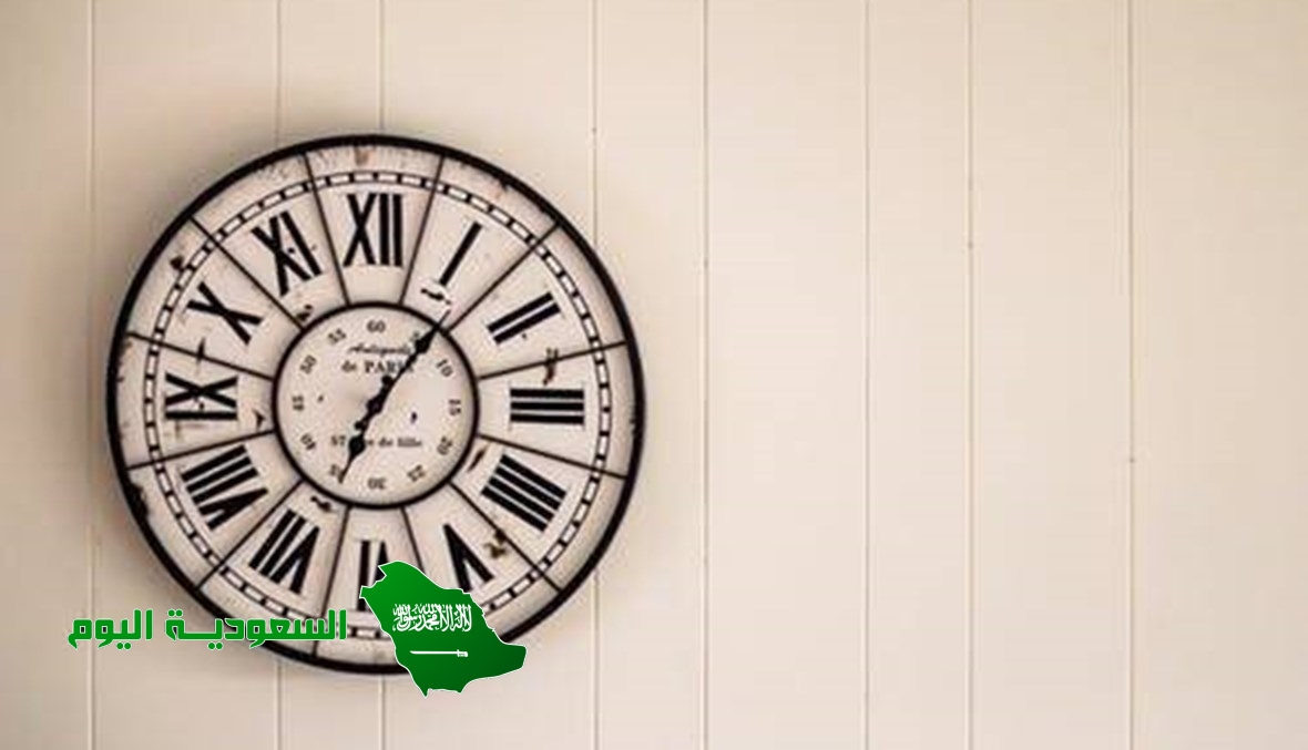 خلال زمن قدره ساعة تتساوى الإزاحة الزاوية لكل من عقرب الساعة، وعقرب الدقائق