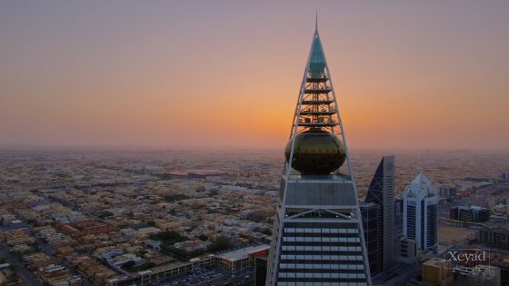 يعتبر برج الفيصلية أحد المعالم الهامة في العاصمة الرياض. ما هي المجسمات التي يتكون منها البرج؟ يوجد أكثر من إجابة صحيحة.