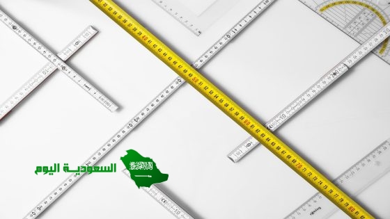 تحتاج صالحة إلى قماش طول 5,25 متراً لتخيط عباءة، وتحتاج إلى 4,65 متراً لتخيط فستاناً، قدرت صالحة طول القماش الذي تحتاجه كما هو مبين أدناه . فهل تقديرها صواب أم خطأ؟