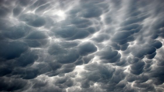 تُصنف الغيوم اعتمادًا على ارتفاعها عن سطح الارض.