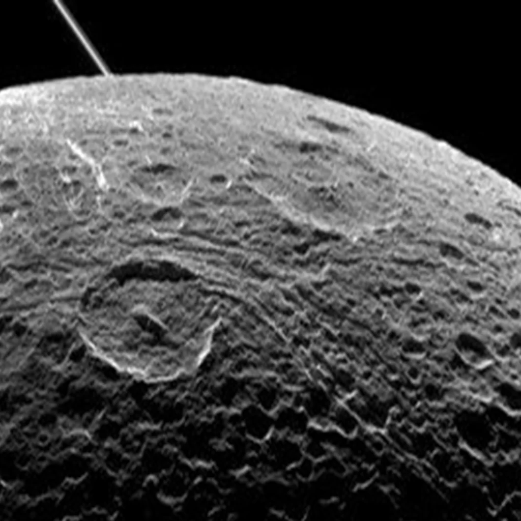 عند مشاهدة سطح القمر من خلال التلسكوب يظهر أنه يتكون من: