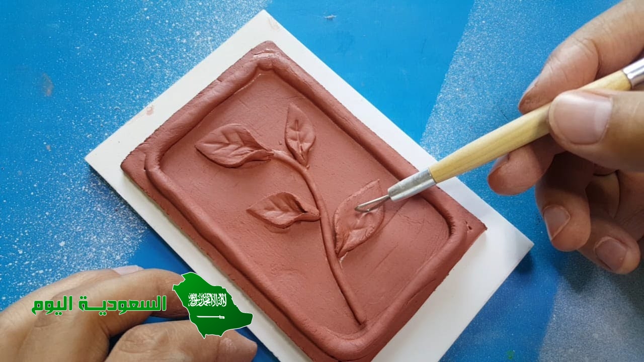 هي قطعة من الطين تفرد بفرادة خشبية حتى تصبح مسطحة ذات ثخانة واحدة وقد تكون ذات شكل محدود أو حر