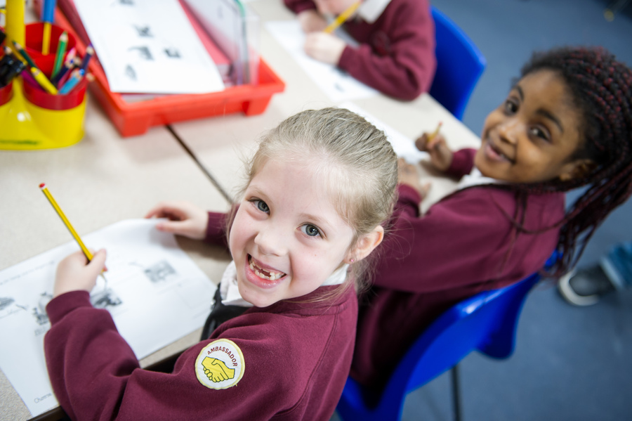 إذا كانت الزاويتان متكاملتين، فإنهما متجاورتان على مستقيم واحد