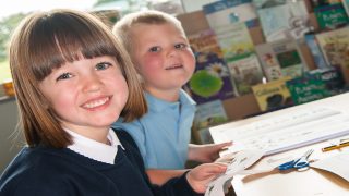 ظهر بر الوالدين جليًّا في قيام المرأتين بدور الأب عندما عجز لكبره. صواب خطأ