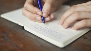 يمكن معرفة أصل الألف اللينة في آخر الفعل الثلاثي من خلال صياغة الفعل الماضي